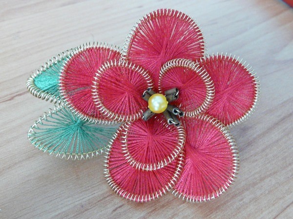 Ganutell wire and thread flowers