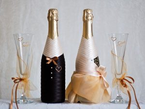 Как сделать красивую свадебную бутылку? бутылка на свадьбу красивая своими руками