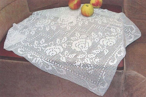 Белая салфетка с розами