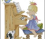 Маленькая девочка играет на пианино Маленькая девочка играет на пианино